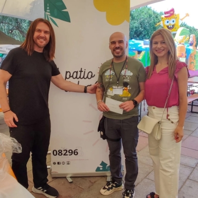 Luis Anes entrega un premio de fotografia a El Patio del Amor